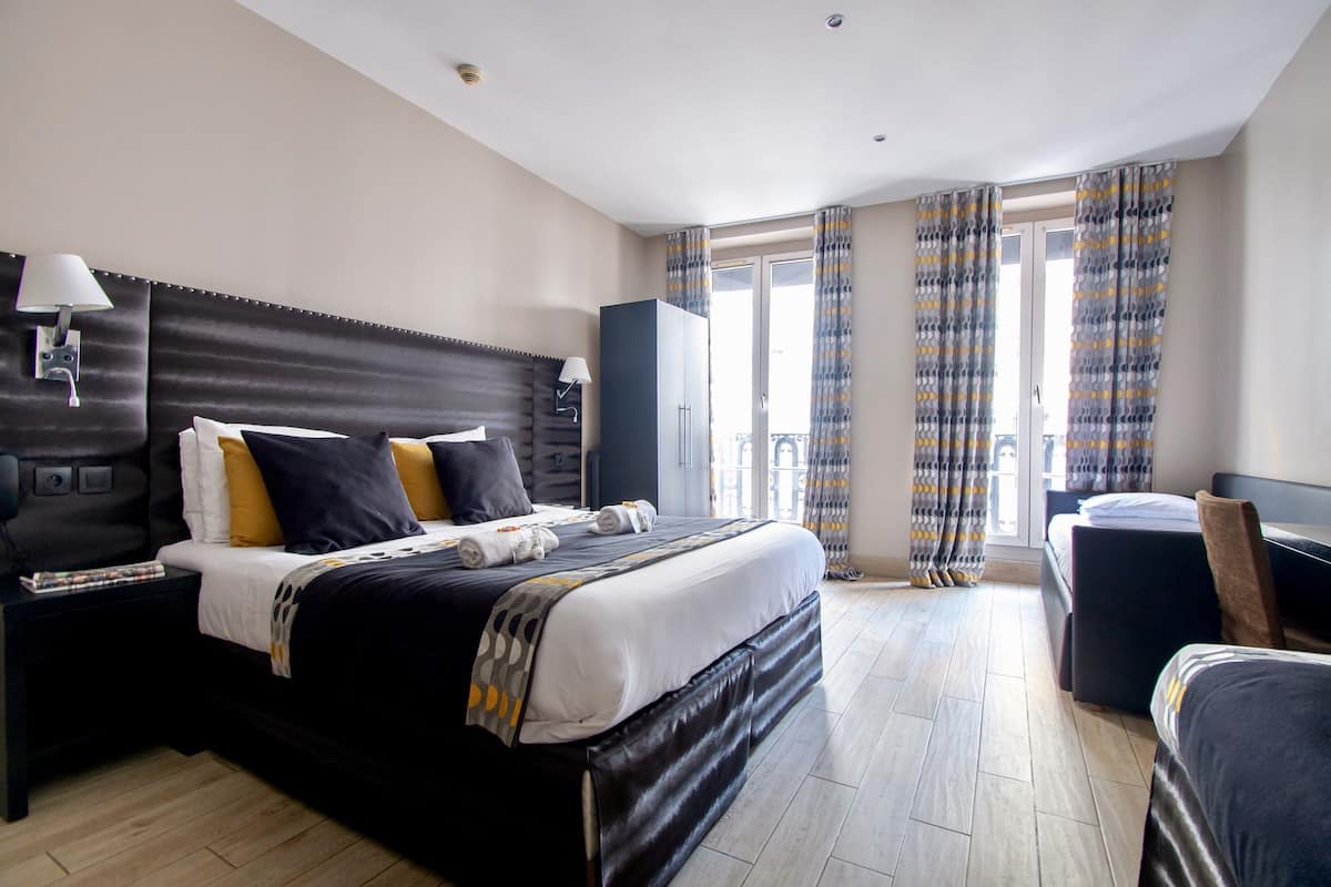 Camera quadrupla | Biancheria da letto di alta qualità, minibar, una cassaforte in camera