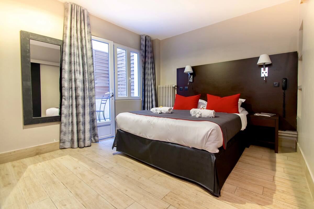 Premium bedding, minibar, in-room safe, desk