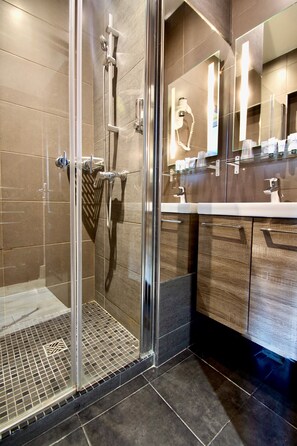 Shower, eco-friendly toiletries, hair dryer, towels - Hotel Migny Opera Montmartre (Paris)