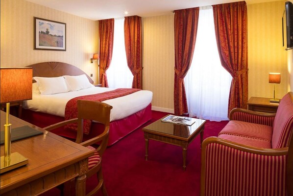 Kahden hengen deluxe-huone | Minibaari, tallelokero huoneessa, työpöytä, äänieristys