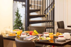 Se ofrece un desayuno bufé (14.00 EUR por persona)