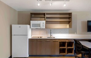 Literie de qualité, bureau, fer et planche à repasser