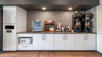 Café da manhã para viagem grátis todos os dias