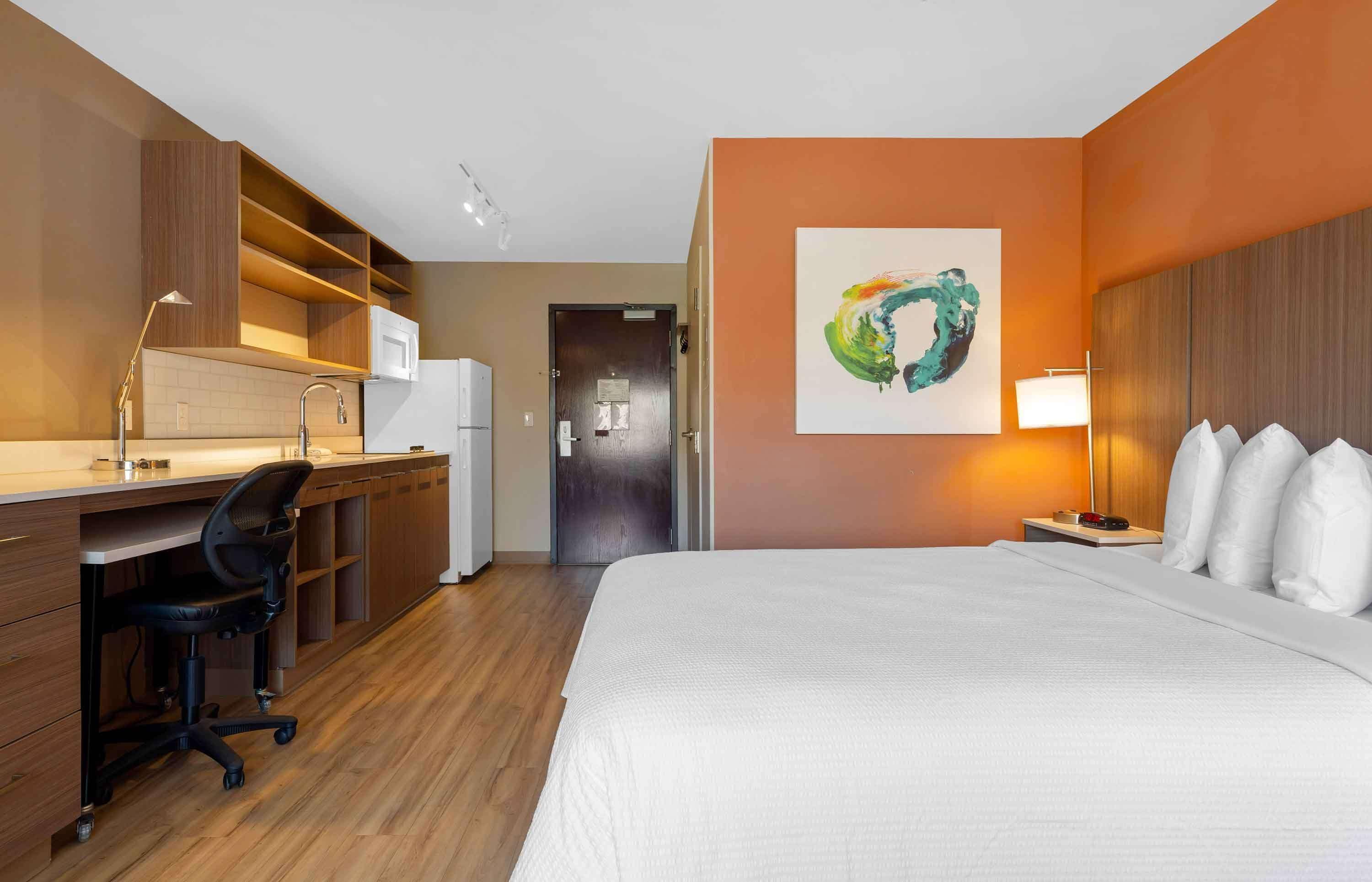 Premium bedding, desk, iron/ironing board, free WiFi