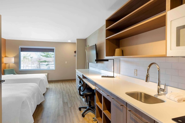 Premium bedding, desk, iron/ironing board, free WiFi