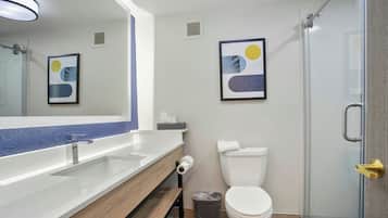 Standard Room, 1 King Bed with Sofa bed | Bathroom