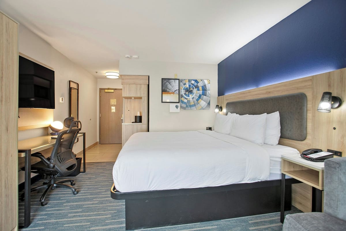 Standard Room, 1 King Bed with Sofa bed | Premium bedding, desk, laptop workspace, iron/ironing board