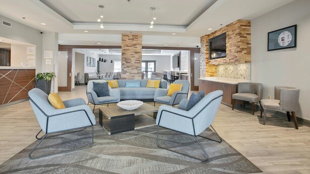 A spacious lobby with a sectional sofa, armchairs, and a coffee table. - City Express by Marriott Duluth (Duluth)