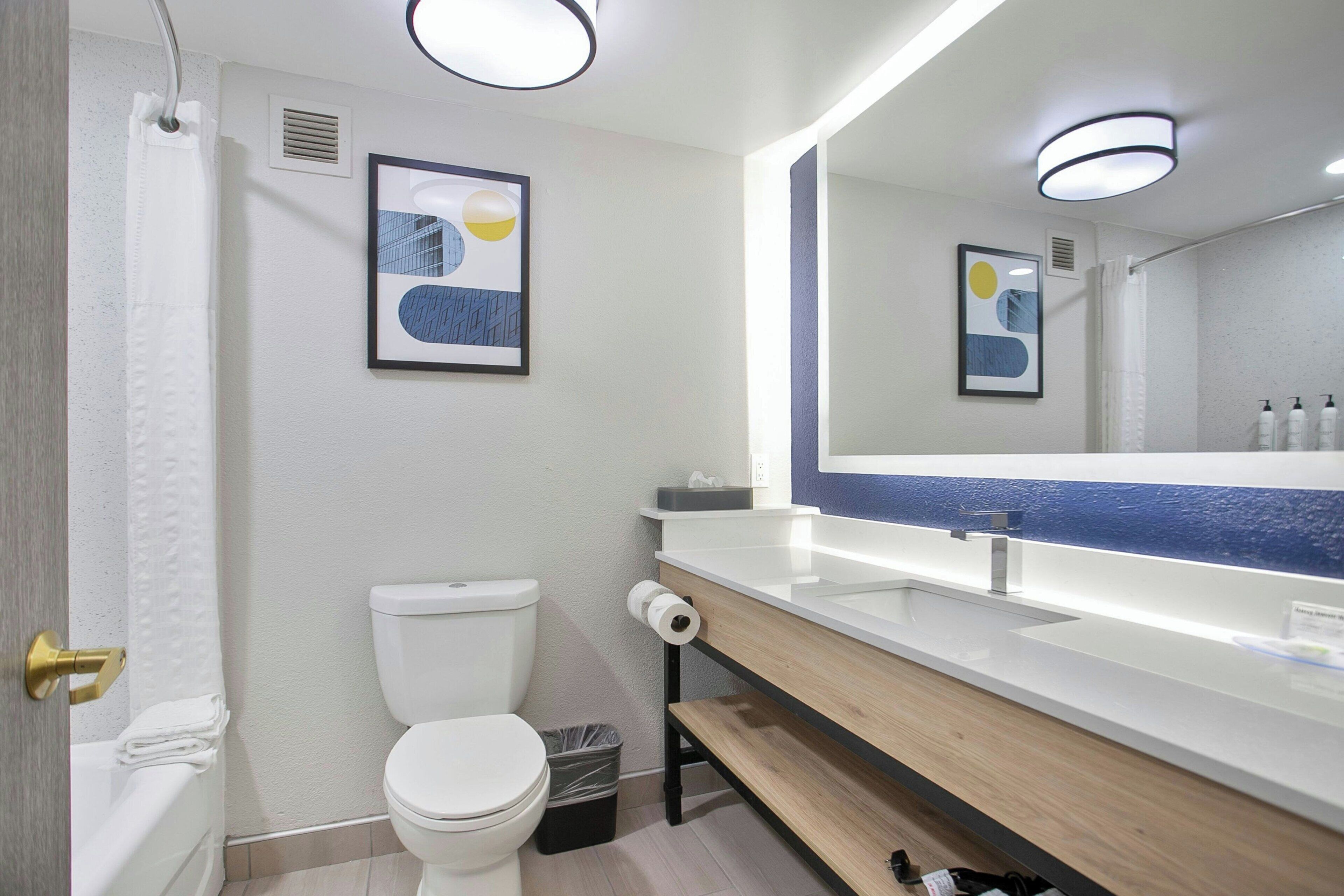 standard room, 2 queen beds, non smoking | bathroom | free toiletries, hair dryer, towels