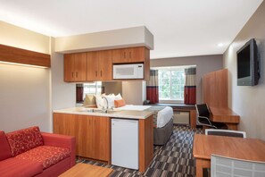 Studio Suite, 1 Queen Bed, Non Smoking | Down duvets, desk, blackout curtains, iron/ironing board