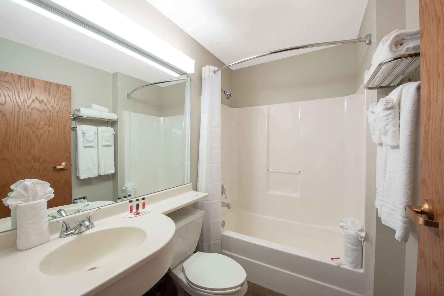 Salle de bain | Ensemble douche/baignoire, articles de toilette gratuits, sèche-cheveux