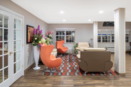 Lobby. Microtel Inn & Suites by Wyndham Springfield