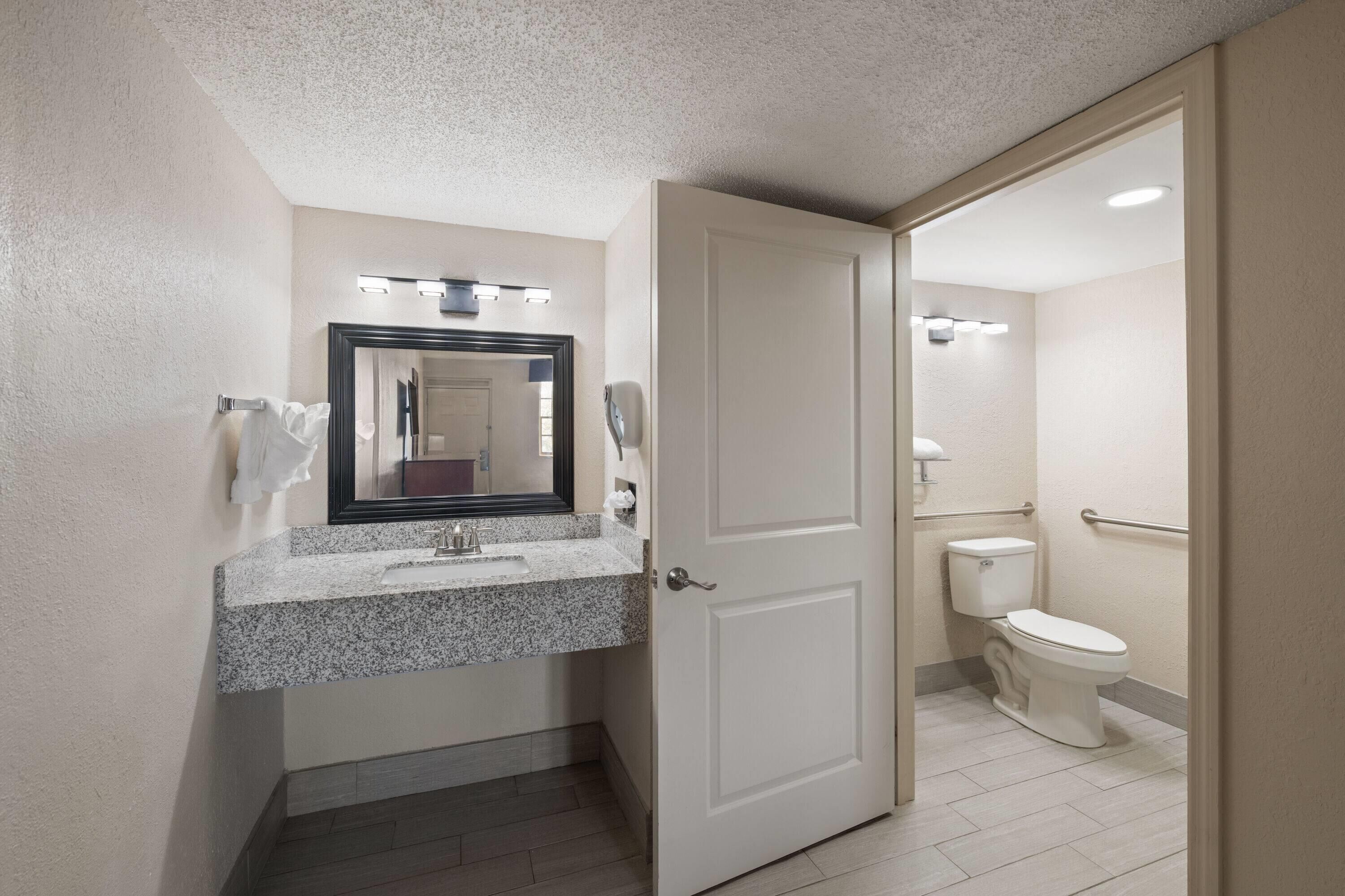 Camera, 1 letto king, accessibile ai disabili, al piano terra (Mobility) | Bagno accessibile ai disabili