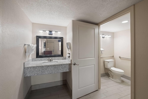 Super 8 by Wyndham Lake City