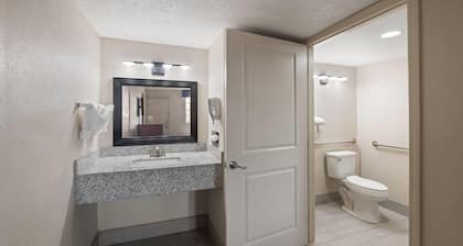 Super 8 by Wyndham Lake City