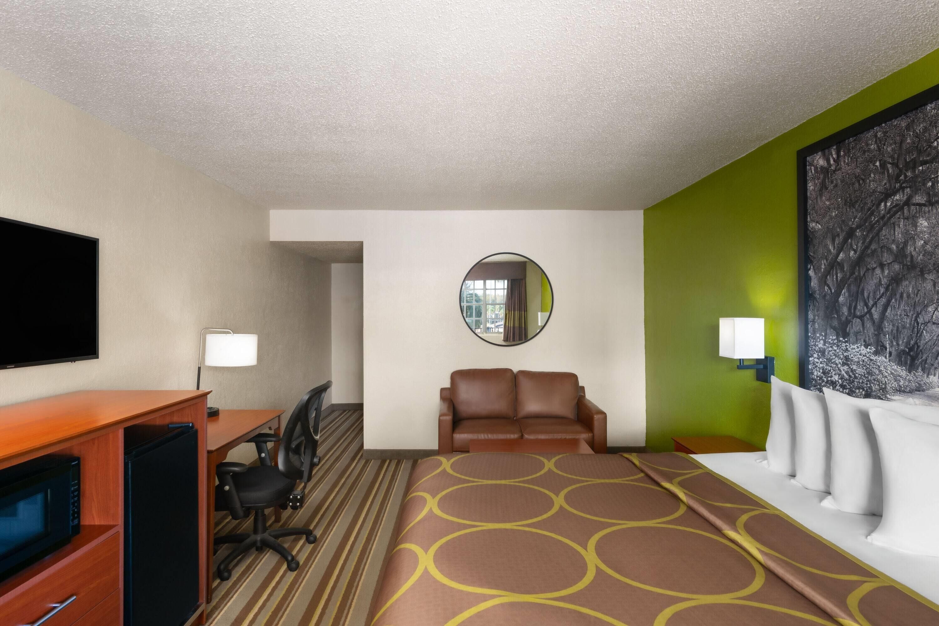 Room, 1 King Bed, Smoking, Courtyard View (Second Floor) | Down comforters, pillowtop beds, blackout drapes, iron/ironing board