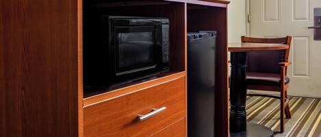 羽毛の掛け布団、ピロートップベッド、遮光カーテン、アイロン / アイロン台