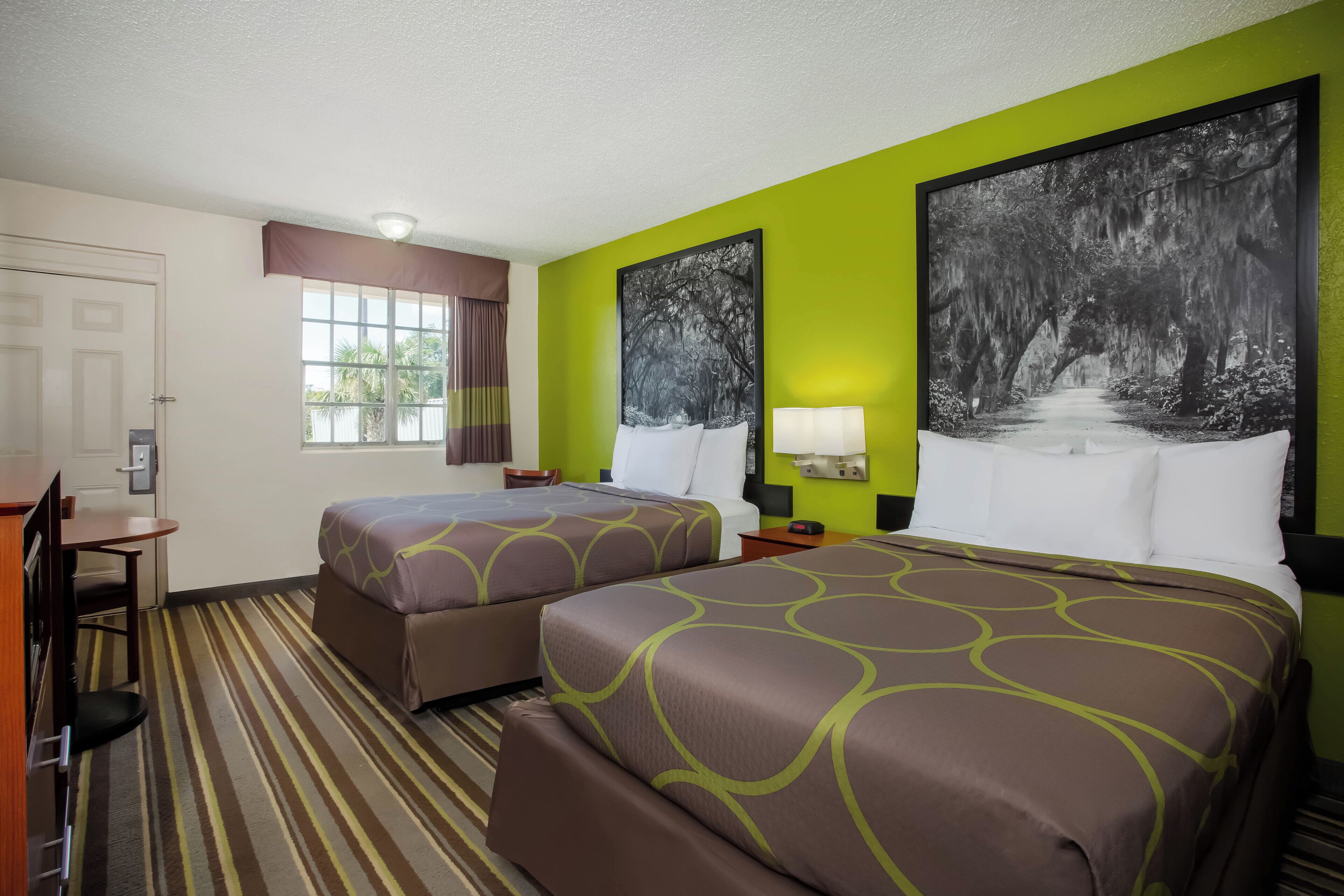 ผ้านวมขนเป็ด, เตียงพร้อมฟูกเสริมที่นอน, ผ้าม่านกันแสง, เตารีด/โต๊ะรีดผ้า