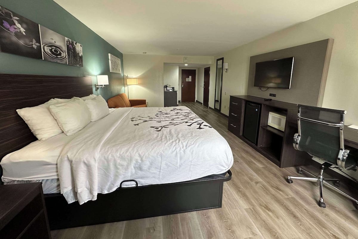 Peralatan tempat tidur premium, meja, ruang kerja komputer riba 