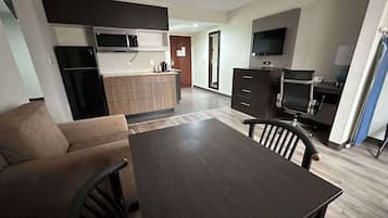 Refrigerador, microondas, cafetera/tetera