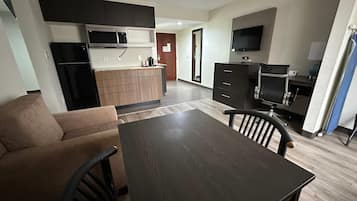 Suite – business, 2 queensize-senger, ikke-røyk (Upgrade) | Sengetøy av topp kvalitet, skrivebord og skrivebord for bærbar PC