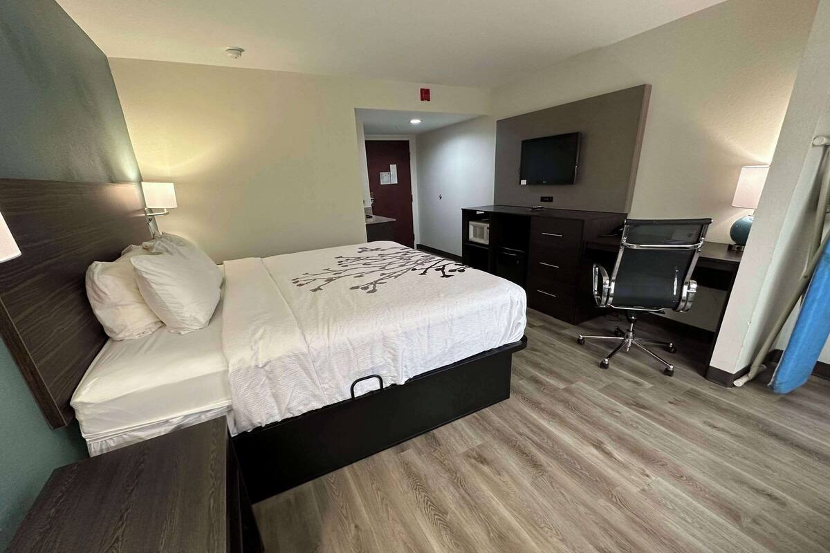 Peralatan tempat tidur premium, meja, ruang kerja komputer riba 