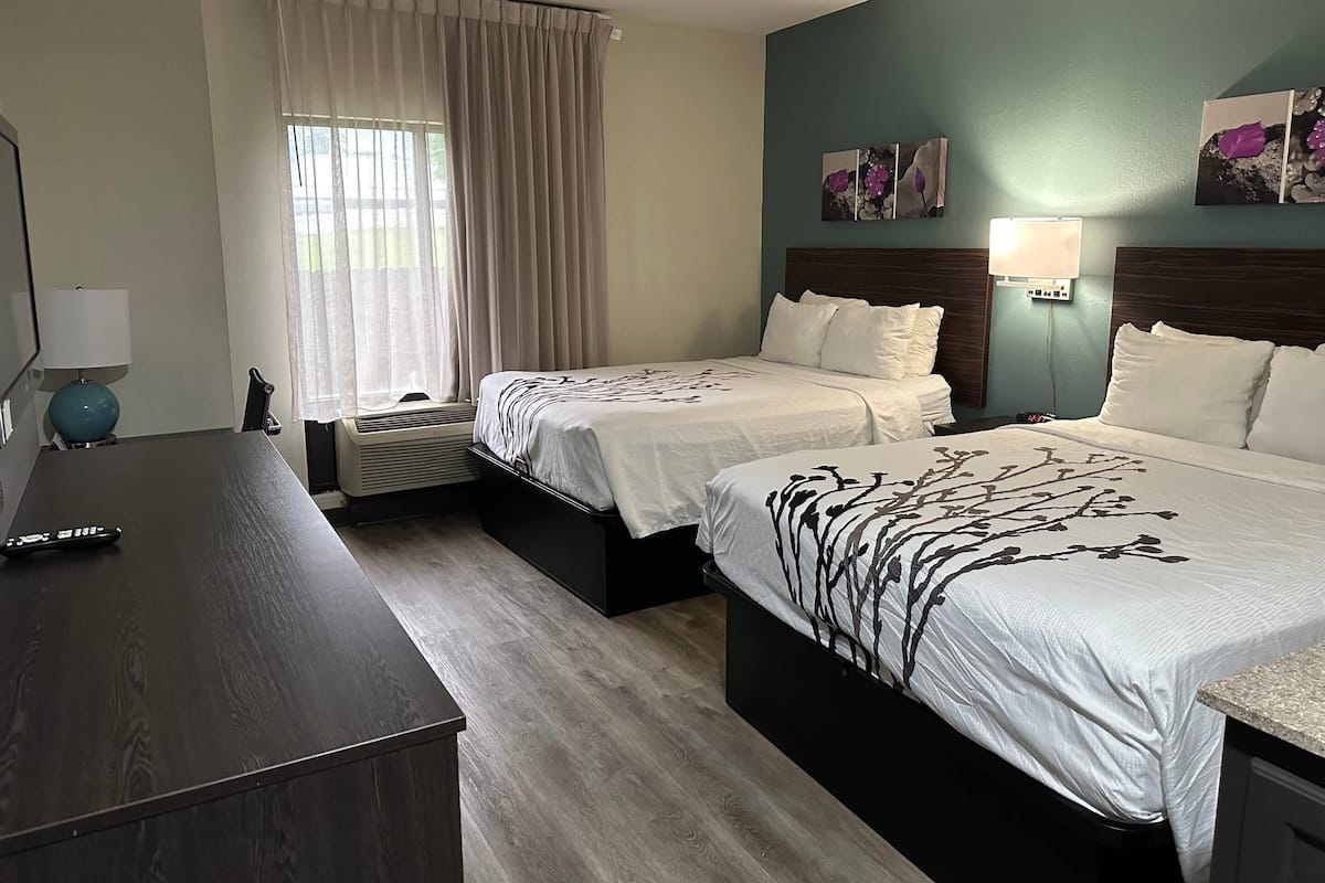 Room, 2 Katil Ratu (Queen), Accessible, Non Smoking | Peralatan tempat tidur premium, meja, ruang kerja komputer riba 