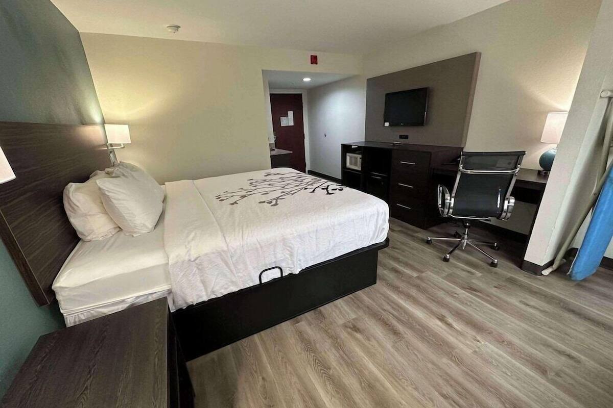 Peralatan tempat tidur premium, meja, ruang kerja komputer riba 