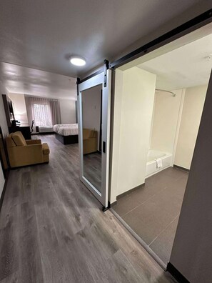 Business Suite, 1 King Bed, Non Smoking (Efficiency)