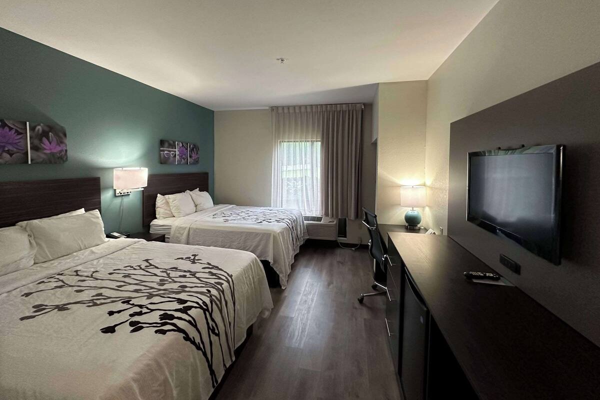 Peralatan tempat tidur premium, meja, ruang kerja komputer riba 