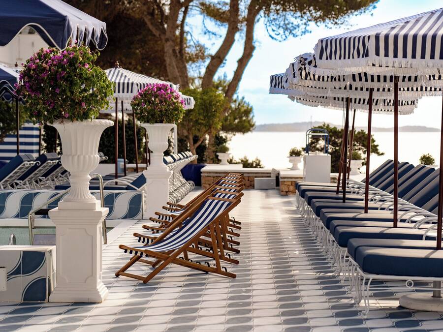 Piscina externa, guarda-sóis, espreguiçadeiras