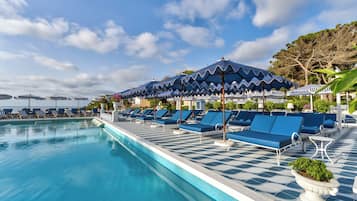 Piscine extérieure, parasols de plage, chaises longues