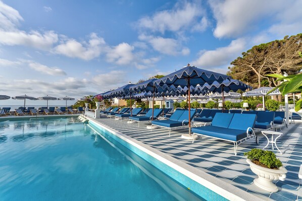 Piscine extérieure, parasols de plage, chaises longues