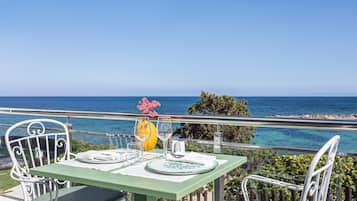 2 restaurants; lunch, dinner, and brunch served
