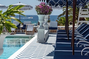 Piscina externa, guarda-sóis, espreguiçadeiras