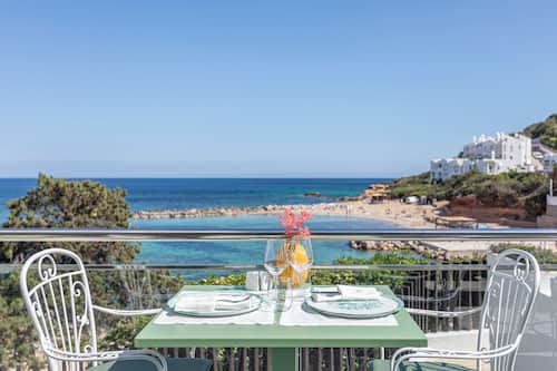 2 restaurantes, com serviço de almoço e jantar; culinária mediterrânea