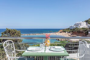 2 restaurants servant le déjeuner, spécialités Cuisine méditerranéenne