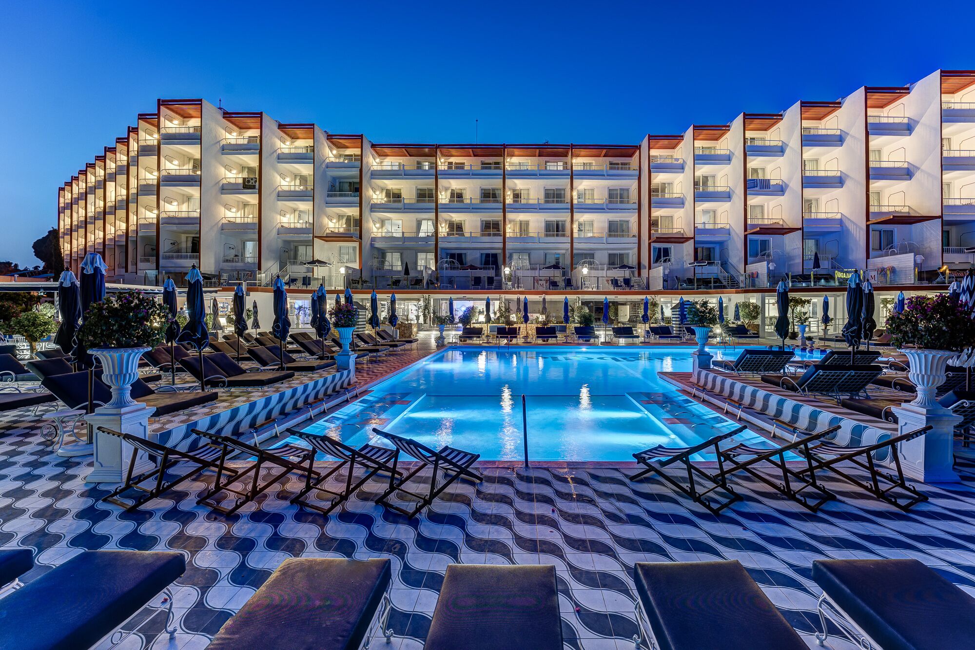 Depan hartanah - siang/malam