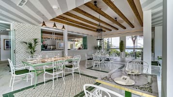 2 restaurantes; se sirven almuerzos, cenas y cocina mediterránea