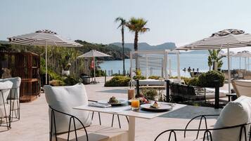 Desayuno buffet (EUR 50 por persona)