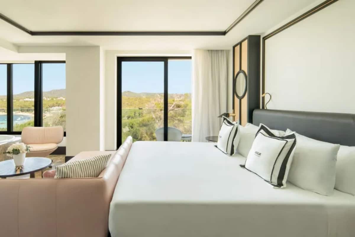 메모리폼 침대, 미니바, 객실 내 금고, 책상