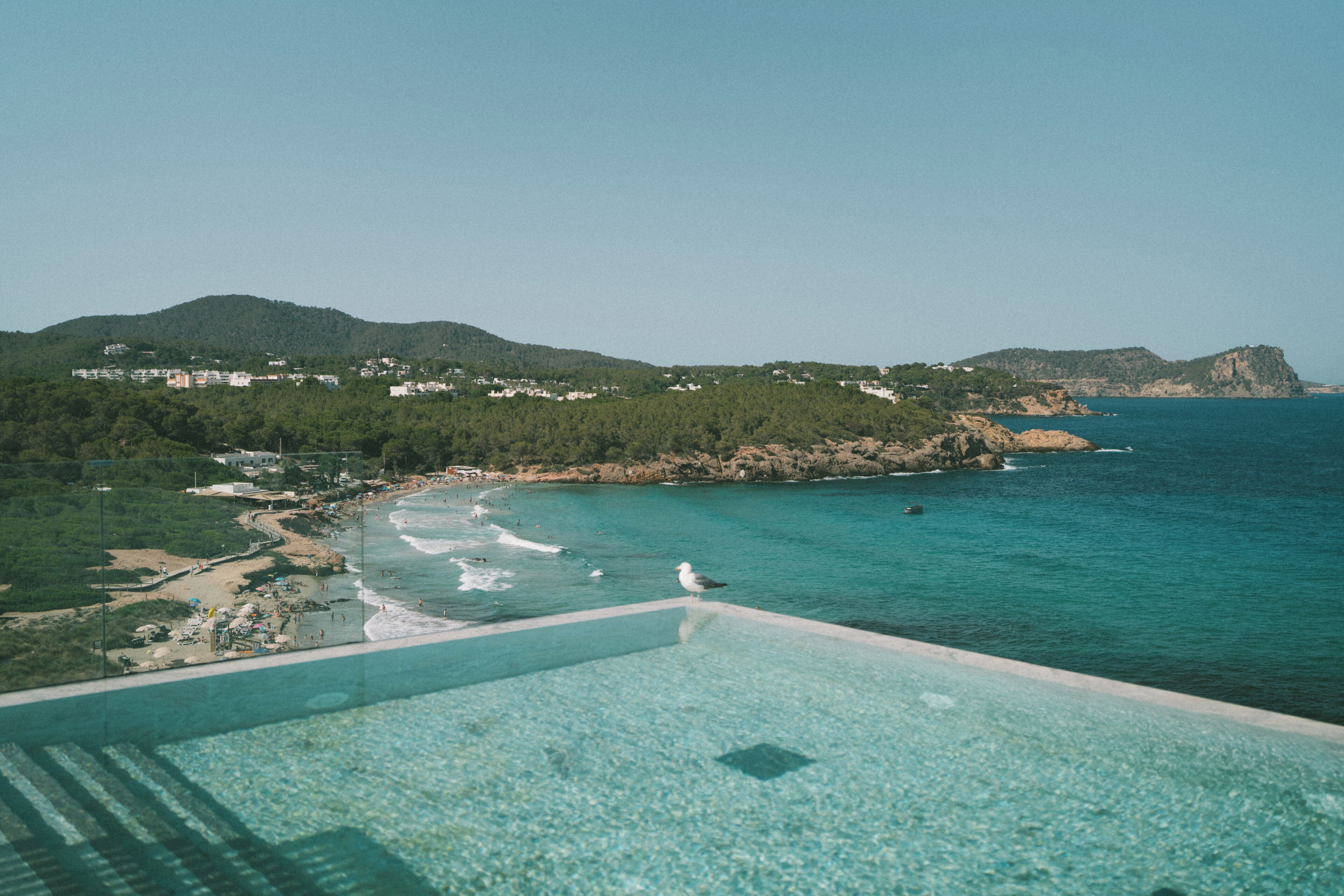 Vista despejada de una piscina con vistas al mar y a la playa.