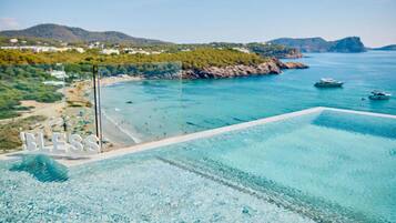 3 outdoor pools, pool umbrellas, pool loungers