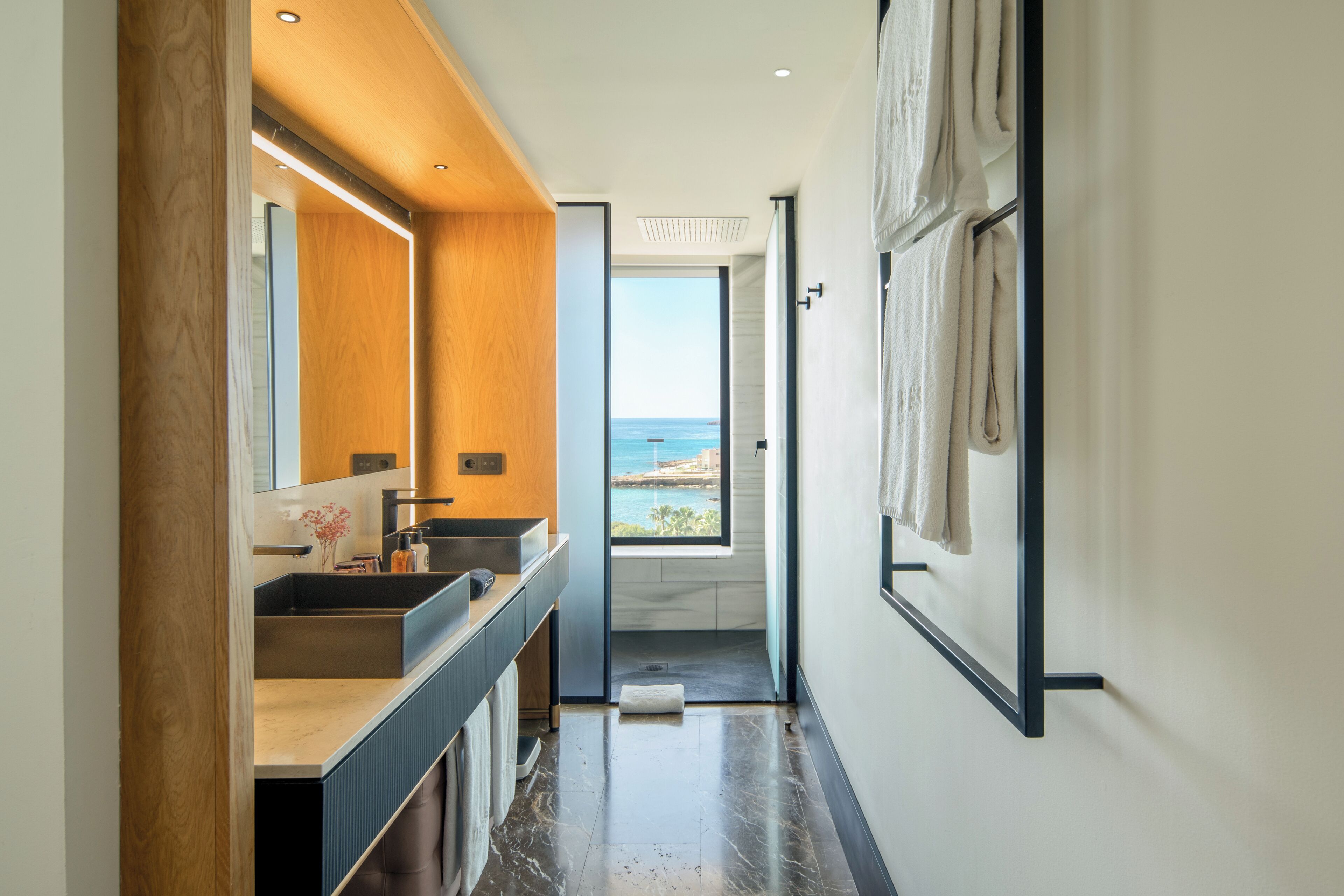 Camas con efecto memoria, minibar y caja de seguridad en la habitación 