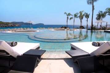 2 piscines extérieures, parasols de plage, chaises longues