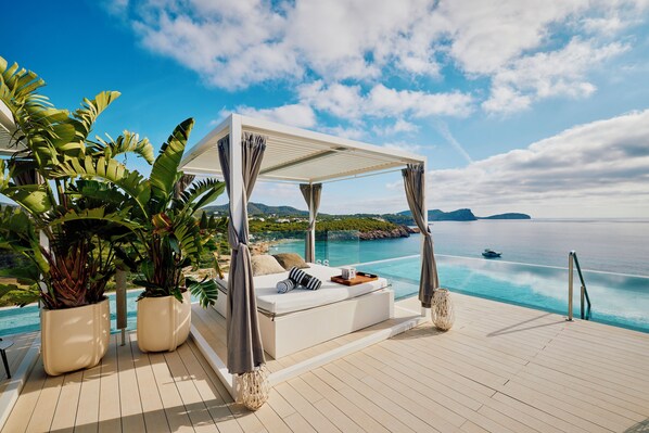 3 Außenpools, Sonnenschirme, Liegestühle