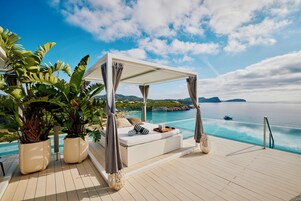 3 室外游泳池，池畔遮阳伞，日光浴躺椅