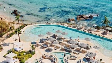 2 utendørsbassenger, bassengparasoller og solsenger