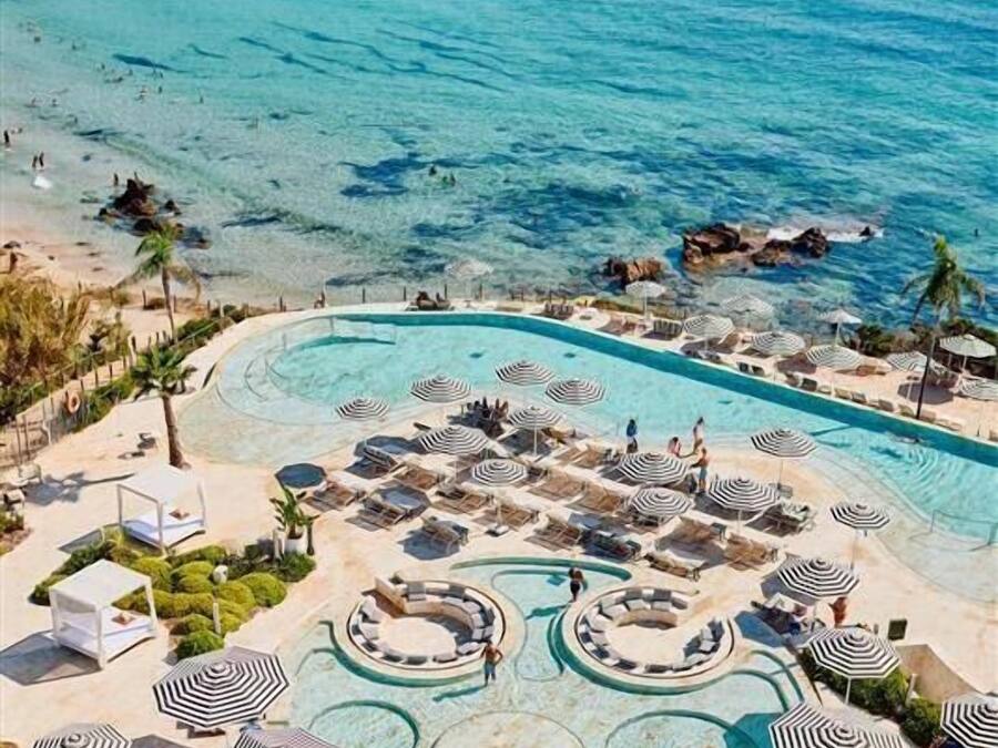 3 outdoor pools, pool umbrellas, pool loungers