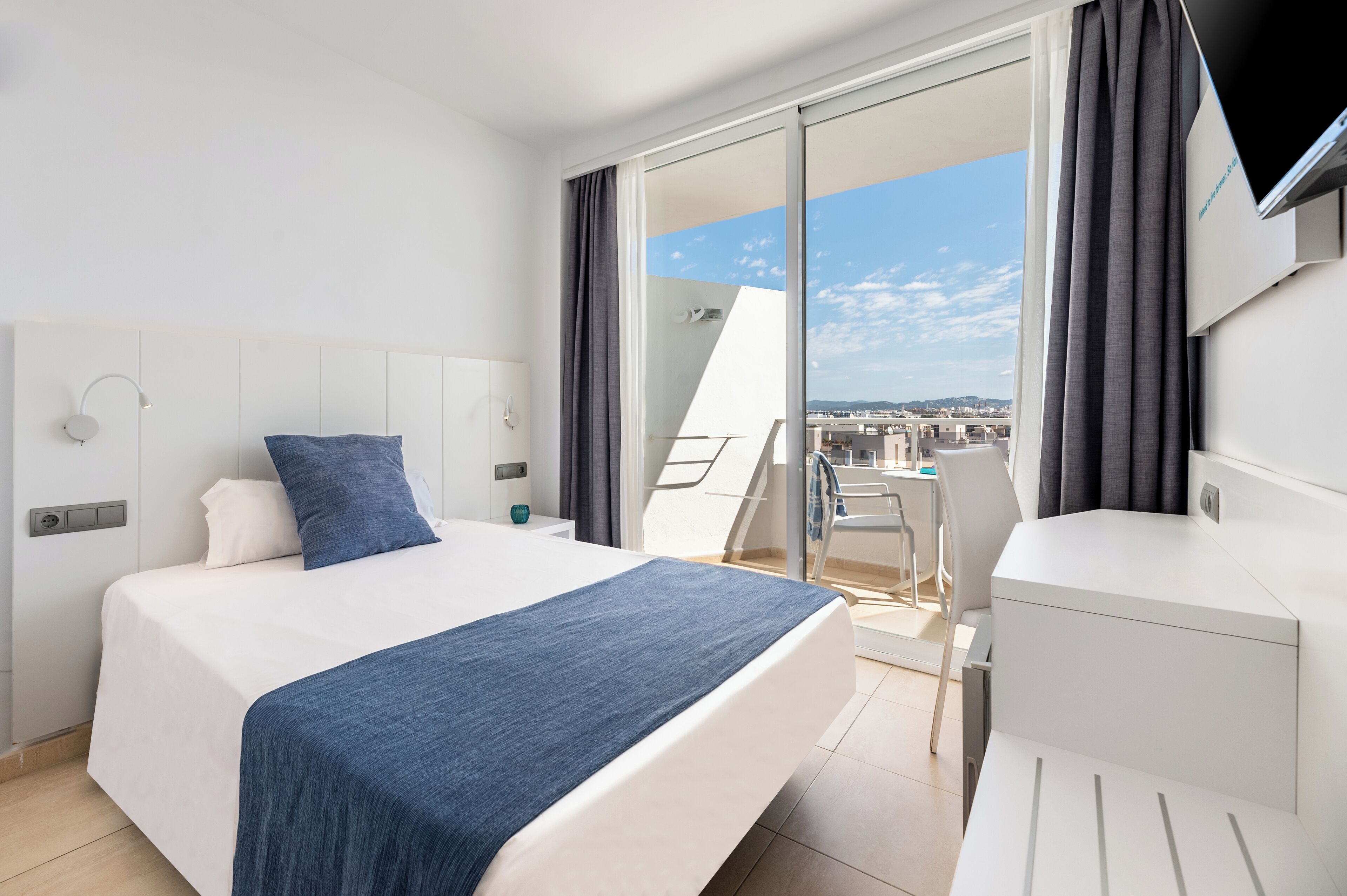 Eenpersoonskamer, gedeeltelijk uitzicht op zee | Een kluis op de kamer, een bureau, gratis wifi, beddengoed